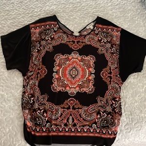 Woman's short sleeve paisley top